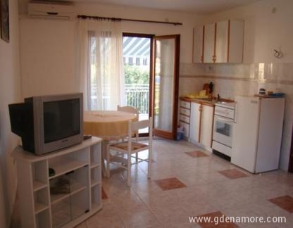 APARTMANI DANICA I MILAN, A2 SJEVER, privatni smeštaj u mestu Vodice, Hrvatska - boravak 40m2 sjever kuhinja