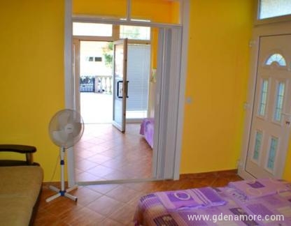 I am renting 2 apartments in the center of Sutomore, , private accommodation in city Sutomore, Montenegro