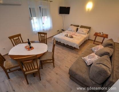 Apartmani Blazevic, Apartman sa odvojenom spavacom sobom, privatni smeštaj u mestu Kumbor, Crna Gora - DSC_0411