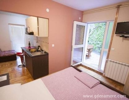 Villa Contessa, Aпартамент 5, частни квартири в града Budva, Черна Гора - 23930033