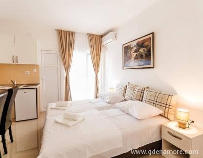 Apartamentos blancos, , alojamiento privado en Igalo, Montenegro - 19466264_129949814253201_1940014803926360682_o