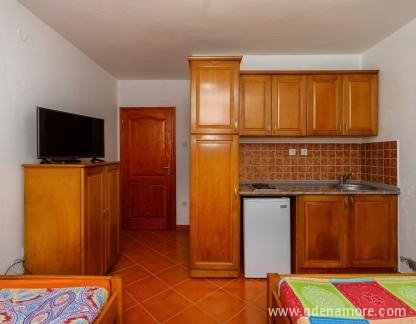 Aparthotel "ADO", #4, privatni smeštaj u mestu Dobre Vode, Crna Gora - Apartman #4