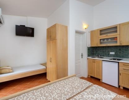 Aparthotel "ADO", #6, privatni smeštaj u mestu Dobre Vode, Crna Gora - Apartman #6