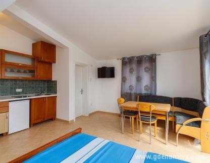 Aparthotel "ADO", , Privatunterkunft im Ort Dobre Vode, Montenegro - Apartman #9