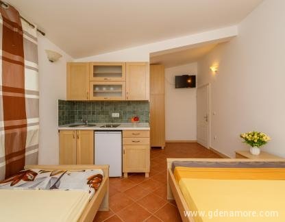 Aparthotel "ADO", , Privatunterkunft im Ort Dobre Vode, Montenegro - Apartman #8