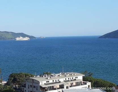Apartmani i sobe Vlaovic, Trokrevetna soba sa pogledom na more, privatni smeštaj u mestu Igalo, Crna Gora - 20190606_175711
