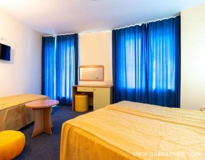 Семеен Хотел Съндей, , private accommodation in city Kiten, Bulgaria - triple room