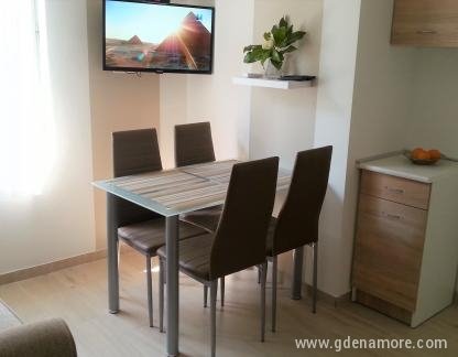 Apartamentos AMFORA - Apartamento A2, , alojamiento privado en Igalo, Montenegro - 1a