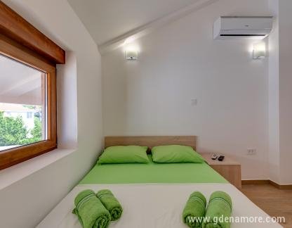 Apartamentos Trojanovic Obala, , alojamiento privado en Tivat, Montenegro - 75B_0424_5_6_7_8