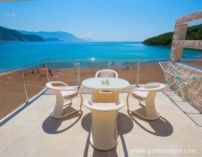 Manda 107 Mansion, , ενοικιαζόμενα δωμάτια στο μέρος Jaz, Montenegro - apartman 8-terasa iznad plaze