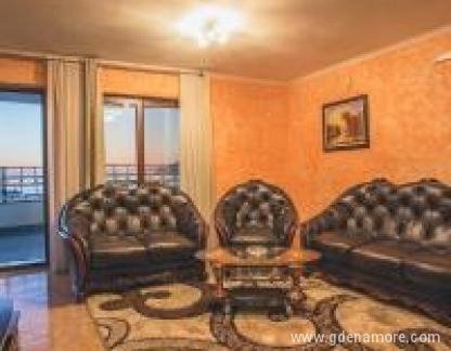 Villa M, Apartman sa terasom i pogledom na more 1 od -60m2, logement privé à Dobre Vode, Monténégro