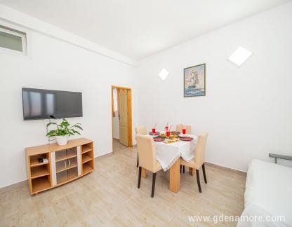 Appartements Dragojević, , logement privé à Obala bogisici, Monténégro - l_CF02gA