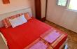 Dvokrevetna soba sa bracnim krevetom u Dvokrevetna soba sa odvojenim krevetima Viktor, privatni smeštaj u mestu Budva, Crna Gora
