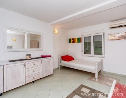Apartamentos Lira, , alojamiento privado en Sutomore, Montenegro - Fotografija