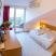 Apartamentos "Lucas", Habitación Doble con vistas al mar №7, alojamiento privado en Budva, Montenegro - Soba