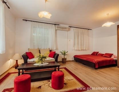 Апартаменти Мара, Стая на приземния етаж, частни квартири в града Kumbor, Черна Гора