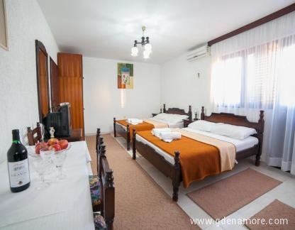 Guest House 4M Gregović, , Privatunterkunft im Ort Petrovac, Montenegro - 44810518