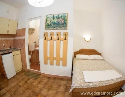 Apartmani Mira, Porodicni studio, privatni smeštaj u mestu Bečići, Crna Gora - 82440764