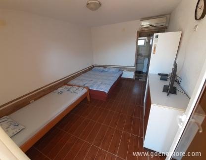Apartamentos Ristic Zoran, Estudio 3 - primer piso, alojamiento privado en Dobre Vode, Montenegro - A4_01