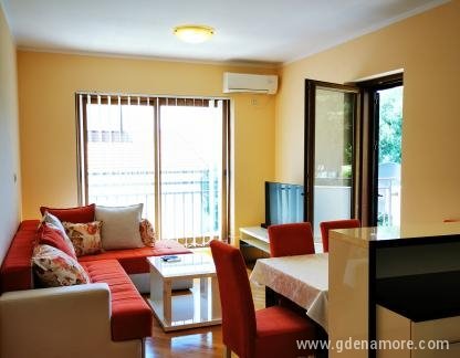 Apartamentos Bella & Stella, , alojamiento privado en Baošići, Montenegro - 01