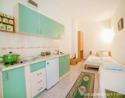 Guest House Ana, , Частный сектор жилья Булярица, Черногория - 1532_3_5760072ebc7d6