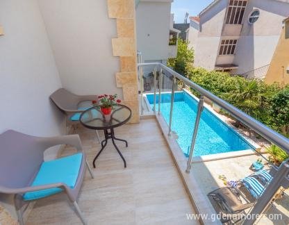 Apartments Fortunella, Dvokrevetna soba sa balkonom i pogledom na bazen, privatni smeštaj u mestu Petrovac, Crna Gora - 72