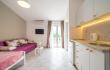  u Guest House Ana, alloggi privati a Buljarica, Montenegro