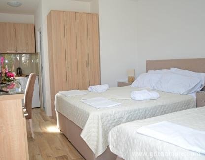 Apartamentos Vico 65, , alojamiento privado en Igalo, Montenegro - DSC_3166