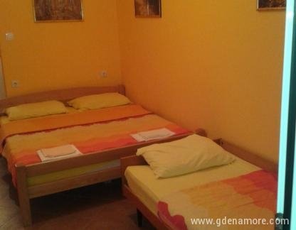 Apartamentos Zunjic, Apartamento 2, alojamiento privado en Sutomore, Montenegro - 20140701_235308