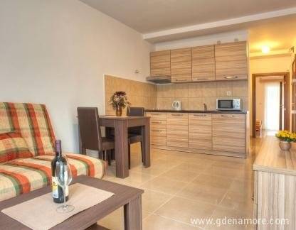 Gästehaus Maslina, Familienapartment mit zwei getrennten Schlafzimmern, Privatunterkunft im Ort Petrovac, Montenegro - 59C9EFAE-DFA3-4753-8A1D-928267335B07