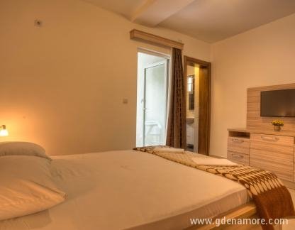 Maison d'hôtes Maslina, Chambre double supérieure, logement privé à Petrovac, Monténégro - 62BD2800-3EE3-4333-BF13-BCEEBB3CDF27