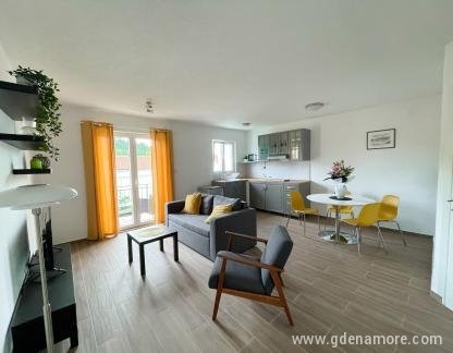 Andante Apartments, Yellow Andante Apartment, private accommodation in city Petrovac, Montenegro - Žuti Andante apartman