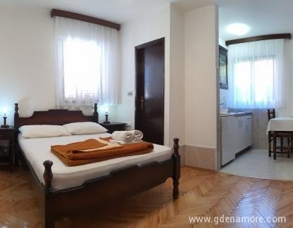 Guest House 4M Gregović, , Частный сектор жилья Петровац, Черногория - 20221007_124744