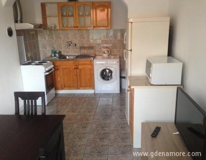 Apartments & rooms Kamovi, Дом – гостиница Камови - Апартамент Цвети, Частный сектор жилья Поморие, Болгария - 1
