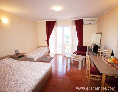 Apartman broj 7, , alojamiento privado en Igalo, Montenegro - FB_IMG_1682010129211