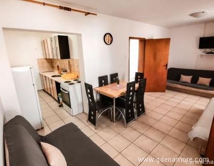 Apartmani Devic - Kaludjerovina, Apartman 2, privatni smeštaj u mestu Kaludjerovina, Crna Gora - Dnevna Soba 