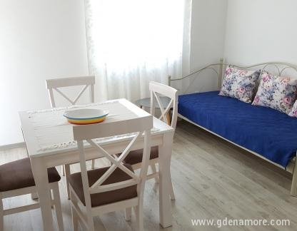 Appartements et chambres Okuka, Appartement A, logement privé à Šušanj, Monténégro - 20170603_132752