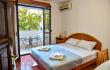 Trokrevetna soba sa terasom i kupatilom u Apartmani Danica, privatni smeštaj u mestu Sutomore, Crna Gora