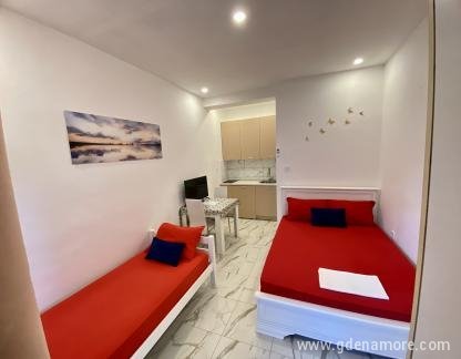 Appartements Banicević, Peu de gauche, logement privé à Djenović, Monténégro - 224C5BDC-7B87-476C-82BA-D6BCF0BDBE63