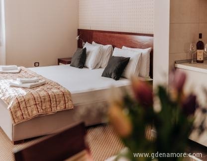 Apartments Del Mar, , Частный сектор жилья Петровац, Черногория - Photo-1