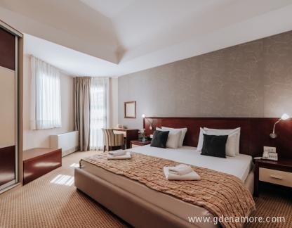 Apartments Del Mar, Superior dvosobni apartman sa balkonom 401, privatni smeštaj u mestu Petrovac, Crna Gora - Photo-5