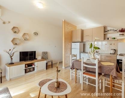 Comfortable apartments in the center of Tivat, Apartment 3, private accommodation in city Tivat, Montenegro - 344A4158