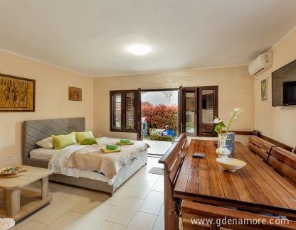 Confortables apartamentos en el centro de Tivat, , alojamiento privado en Tivat, Montenegro - 344A4289