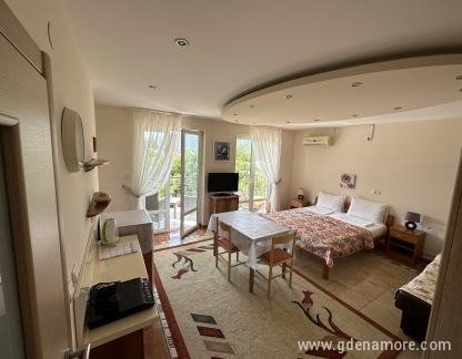 Villa Alla, , Privatunterkunft im Ort Djenović, Montenegro - 5F3F0D6B-61C9-4513-BEA0-4105C2E724FD