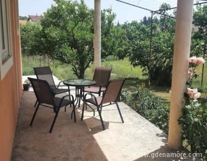 Izdajemo apartman za 4 osobe, , alojamiento privado en Radanovići, Montenegro - Screenshot_20250421_165349_Airbnb