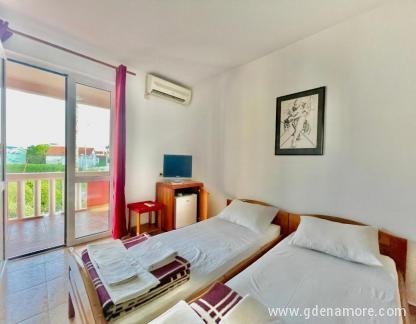 Vila L Budva, Dvokrevetna Soba sa Zasebnim Krevetima i Kupatilom, privatni smeštaj u mestu Budva, Crna Gora - 309013392