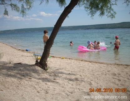 apartmanok LORA, Magán szállás a községben Posedarje, Horv&aacute;torsz&aacute;g - plaža ispod kuće