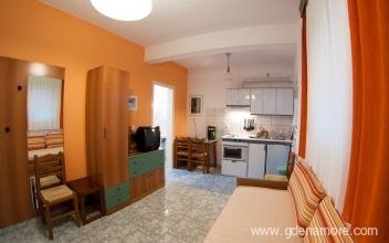 SEAVIEW Apartment-Hotel, частни квартири в града Nea Potidea, Гърция