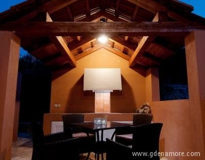 Appartamento Maestrale, alloggi privati a Sutivan, Croazia - Fireplace
