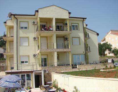 APPARTEMENTS &amp; # 34; LUKA &amp; # 34;, logement privé à Tkon, Croatie